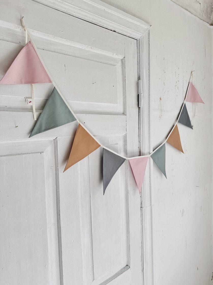 Karodziņu virtene "Pilnas saujas prieka" Image