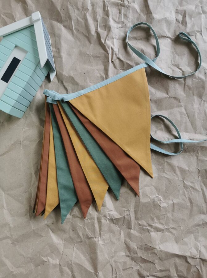 Karodziņu virtene "Pa pēdām" Image