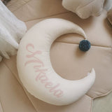 Dekoratīvs spilvens MĒNESS PIENBALTS AR BUMBULI Image