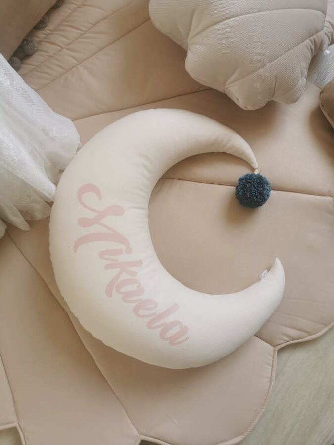 Dekoratīvs spilvens MĒNESS PIENBALTS AR BUMBULI Image