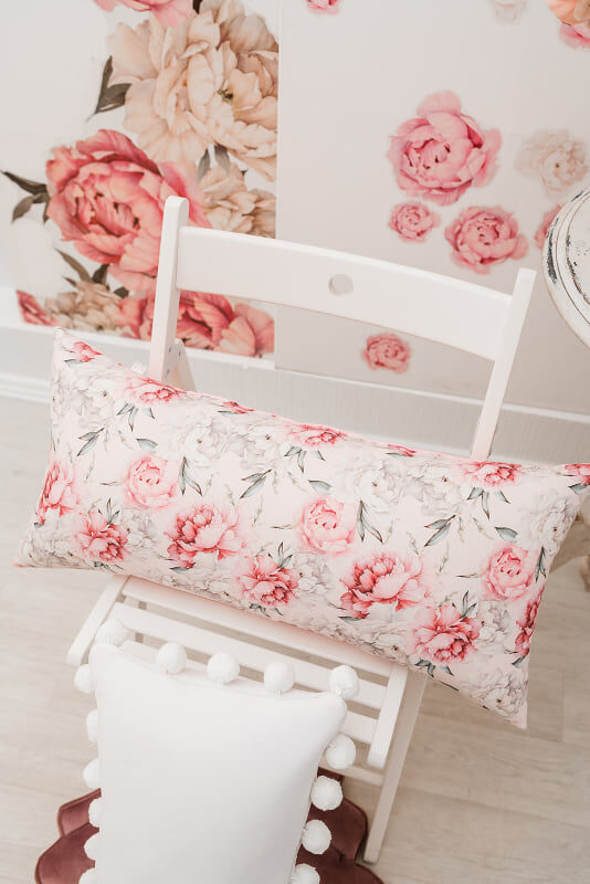 Taisnstūra dekoratīvs spilvens "Peonijās" Image