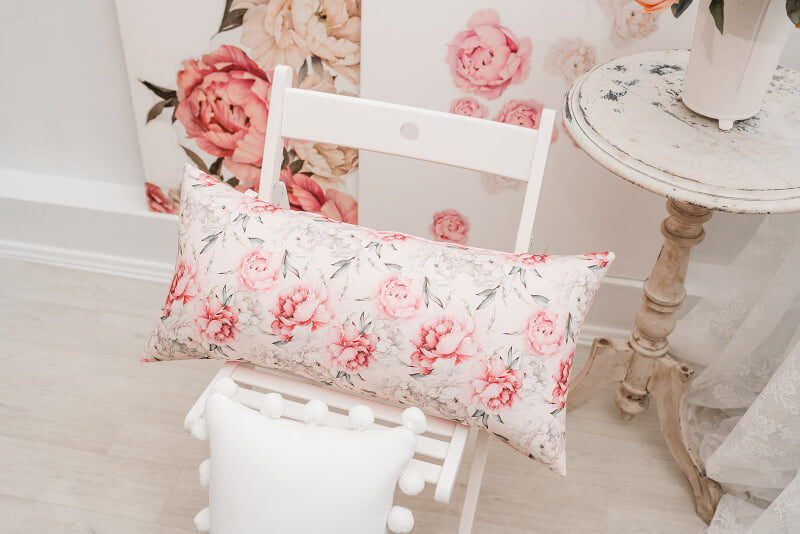 Taisnstūra dekoratīvs spilvens "Peonijās" Image