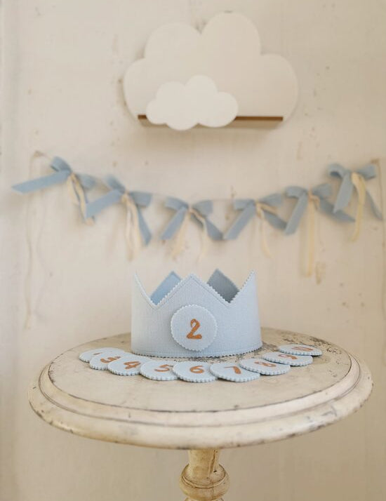 GAIŠI ZILS galvas kronis "Es augu" Image