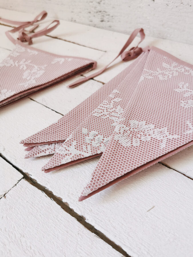 Karodziņu virtene "Mežģīņu raksts" Image 2