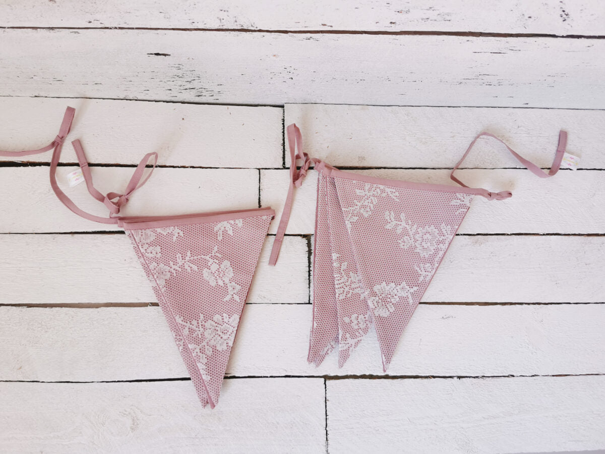 Karodziņu virtene "Mežģīņu raksts" Image