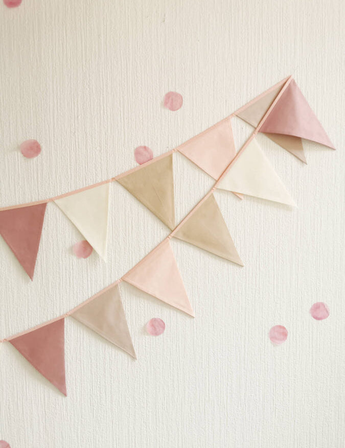 Karodziņu virtene "Kaut kur starp zefīriem" Image