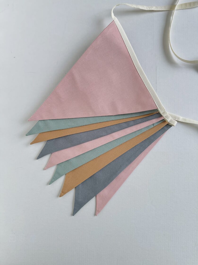 Karodziņu virtene "Pilnas saujas prieka" Image