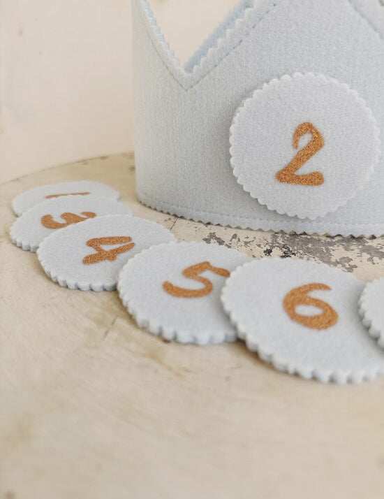 GAIŠI ZILS galvas kronis "Es augu" Image