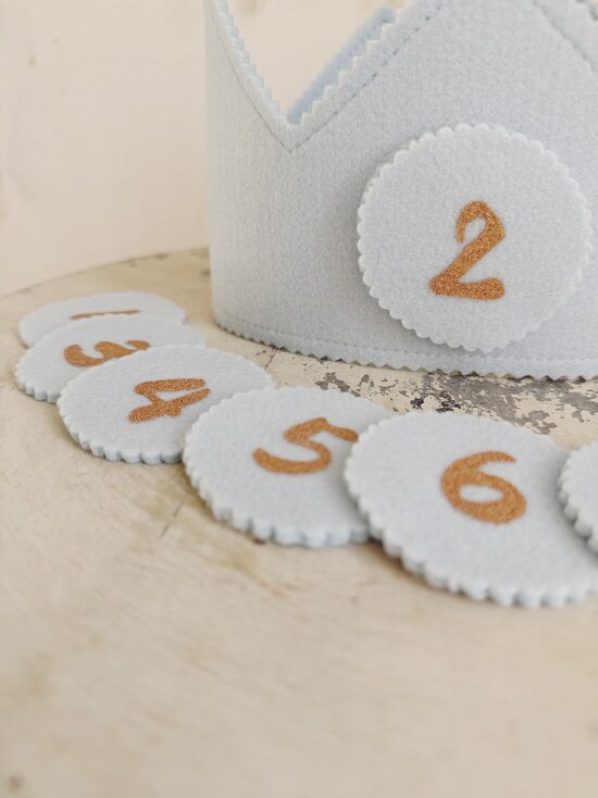 GAIŠI ZILS galvas kronis "Es augu" Image