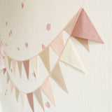 Karodziņu virtene "Kaut kur starp zefīriem" Image