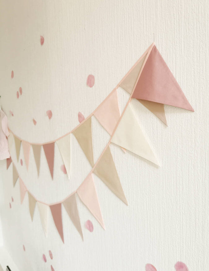 Karodziņu virtene "Kaut kur starp zefīriem" Image