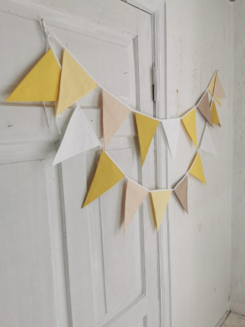 Karodziņu virtene "Kad mākoņi ar sauli spēlējas" Image