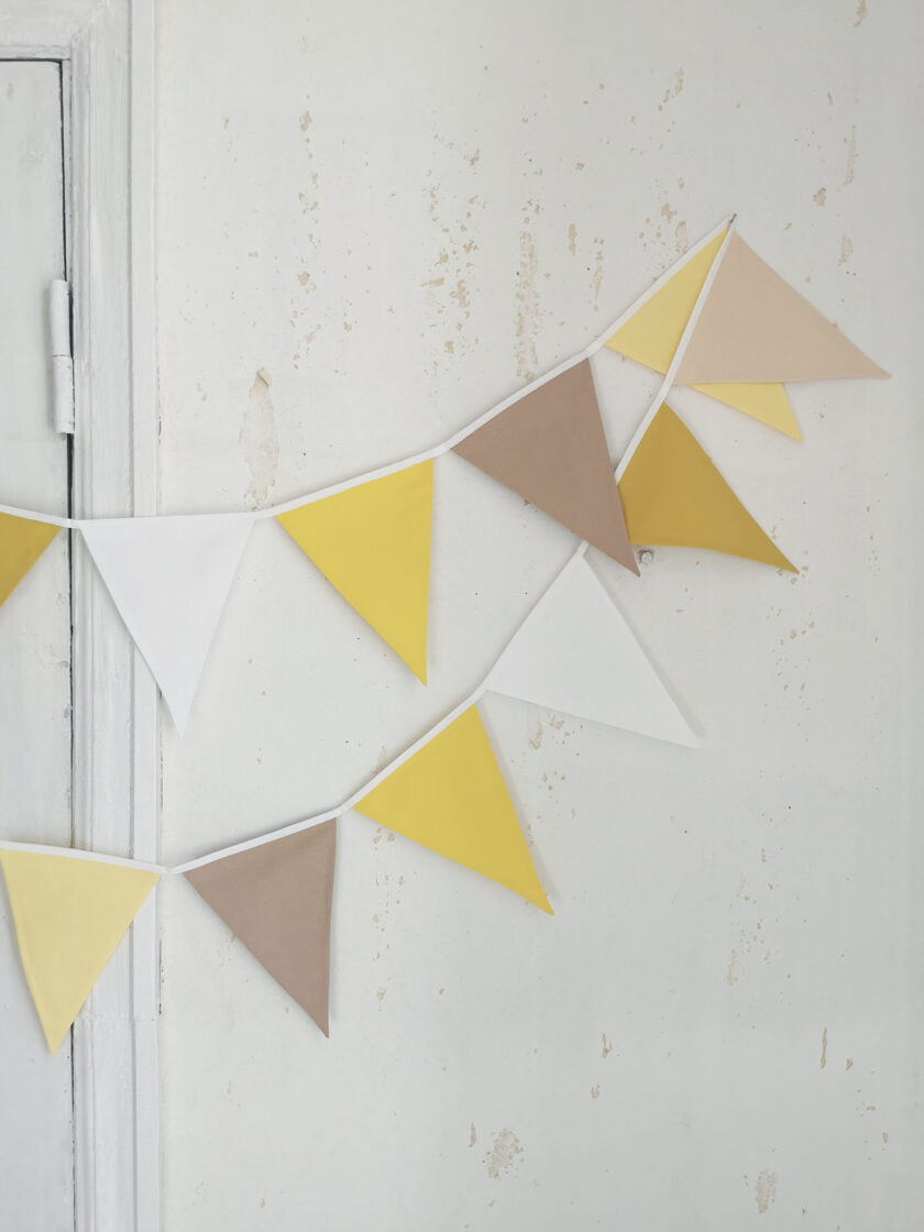 Karodziņu virtene "Kad mākoņi ar sauli spēlējas" Image 2